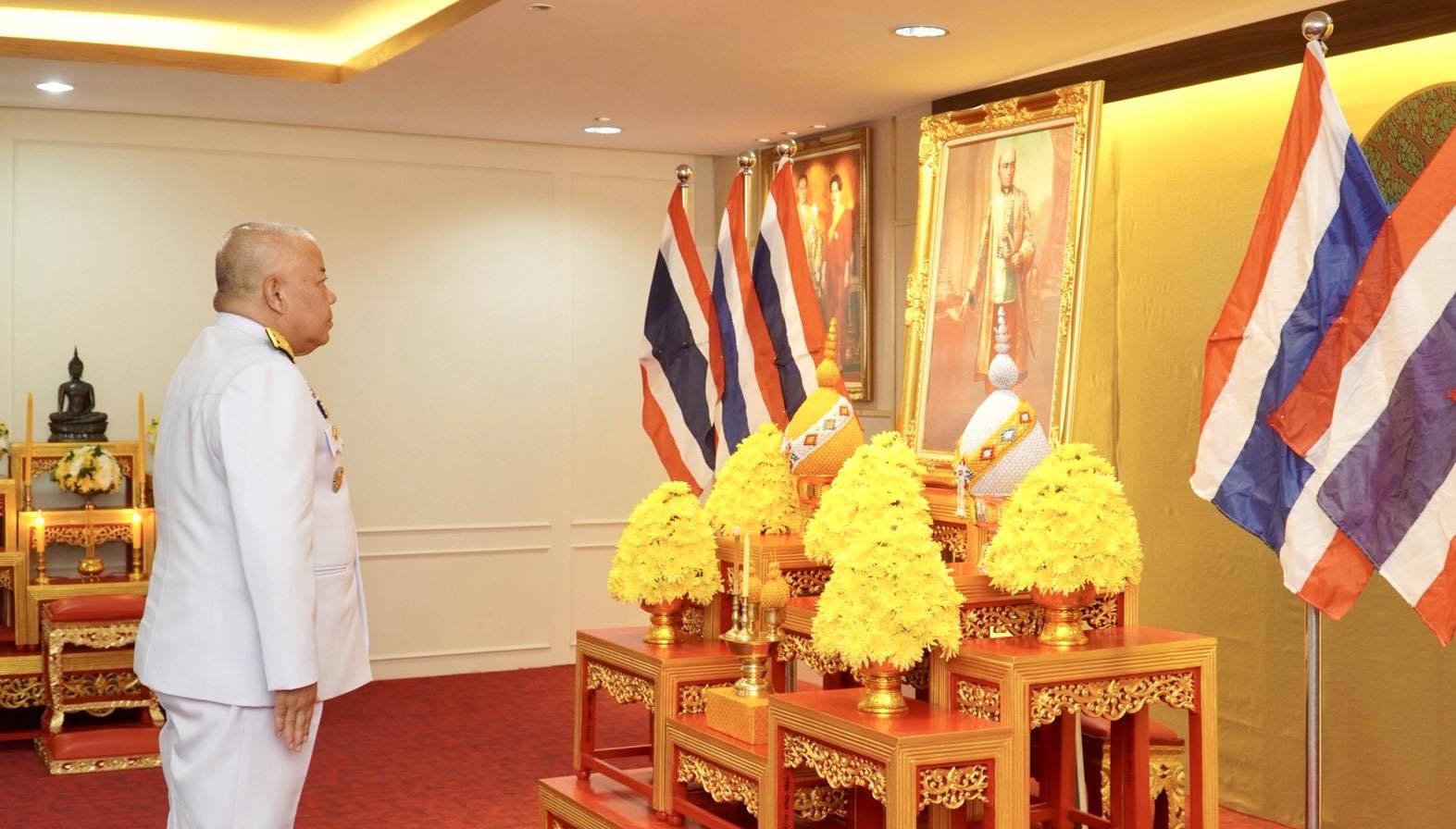 title - นที่ 24 กุมภาพันธ์ 2569 นายวิทูล ประดิษฐบุญ มอบหมายให้  เจ้าหน้าที่ ส.ป.ก.ปราจีนบุรี เข้าร่วม พิธีวางพานพุ่มดอกไม้และถวายสักการะ เนื่องในวันคล้าย วันพระราชสมภพของพระบาทสมเด็จพระพุทธเลิศหล้านภาลัย